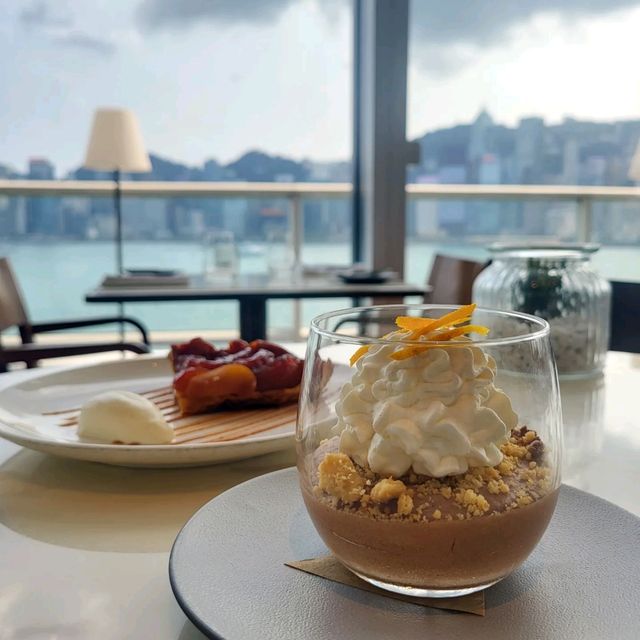 浪漫海景下的午餐