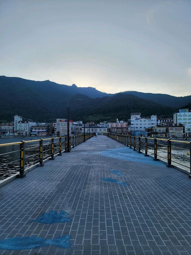 수변전망대가 있어서 산책하기 좋은 흑진주몽돌해변🩵