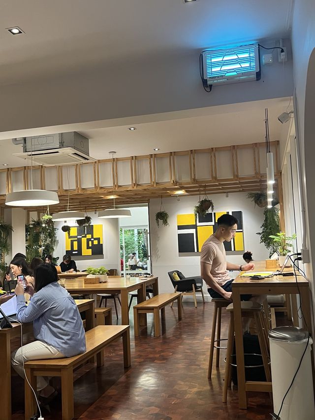 Yellow Lane คาเฟ่ในสวนใจกลางอารีย์ 