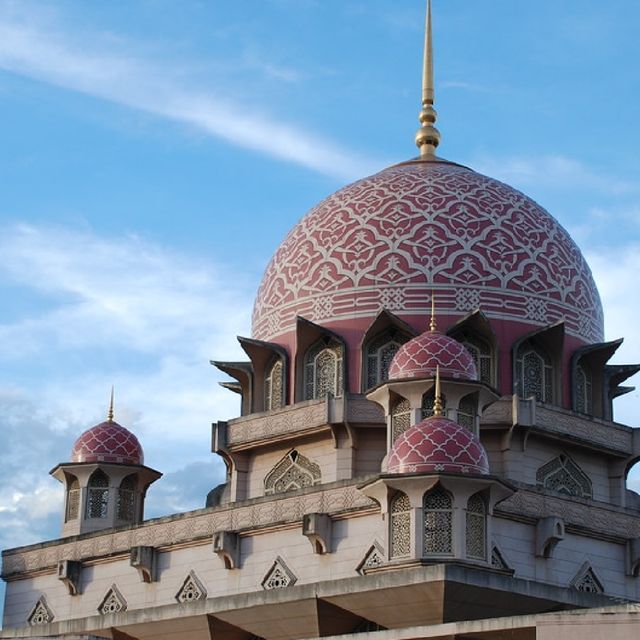 STUNNING PUTRA MOSQUE LANDMARK