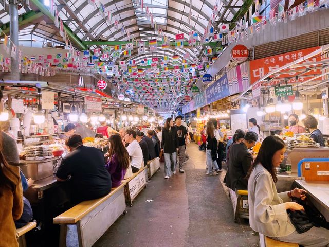 Explore a day in Gwangjang Market 