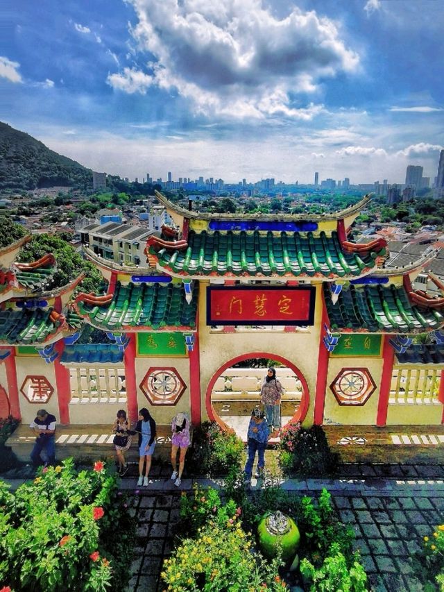 Spectacular Hilltop Buddist temple in Penang