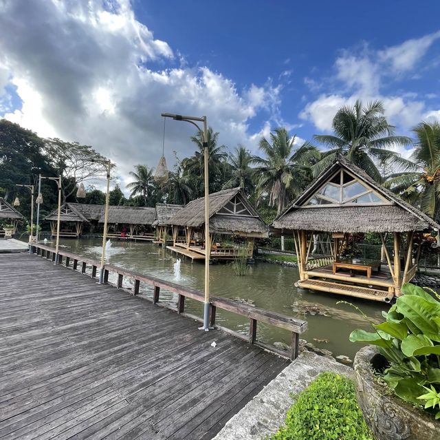Bale udang 水上餐廳，悠閒的用餐，價位稍高，但很值得