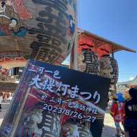 青空に映える大提灯