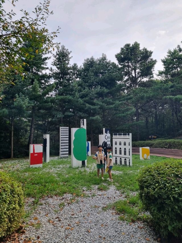 비현실적인 구조물이 인상 깊은 김포국제조각공원 