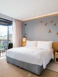 เที่ยวทะเลเขาหลัก ที่พักสไตล์เรียบหรู ริมหาดบางสัก
