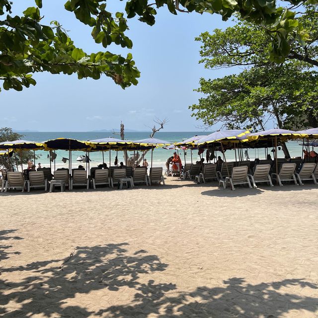 หาดนวล เกาะล้าน วิวเขาโอบชายหาดดูสวยงาม