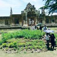 ปราสาทเมืองต่ำ คลาสสิคที่สุดของขอมโบราณในไทย