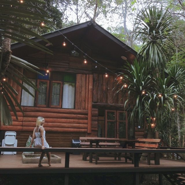 เที่ยวกระท่อมกลางหุบเขา ริมลำธารน้ำตก แค่คนละ750฿