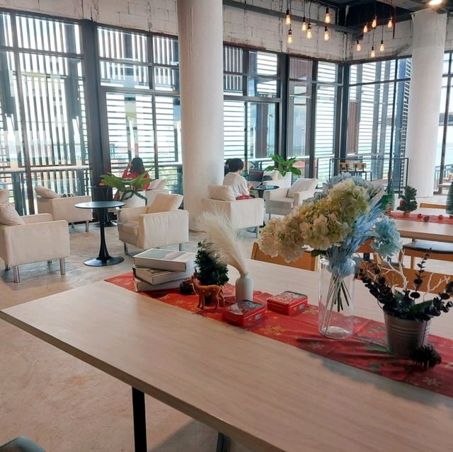 จิบกาแฟกับวิวทะเล @ Sloths Cafe พัทยา