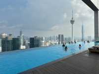 馬來西亞絕美泳池｜吉隆坡the face suites飯店｜泳池可看到雙塔夜景