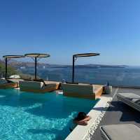 希臘聖托里尼 🇬🇷｜坐在泳池邊面向愛琴海🥰