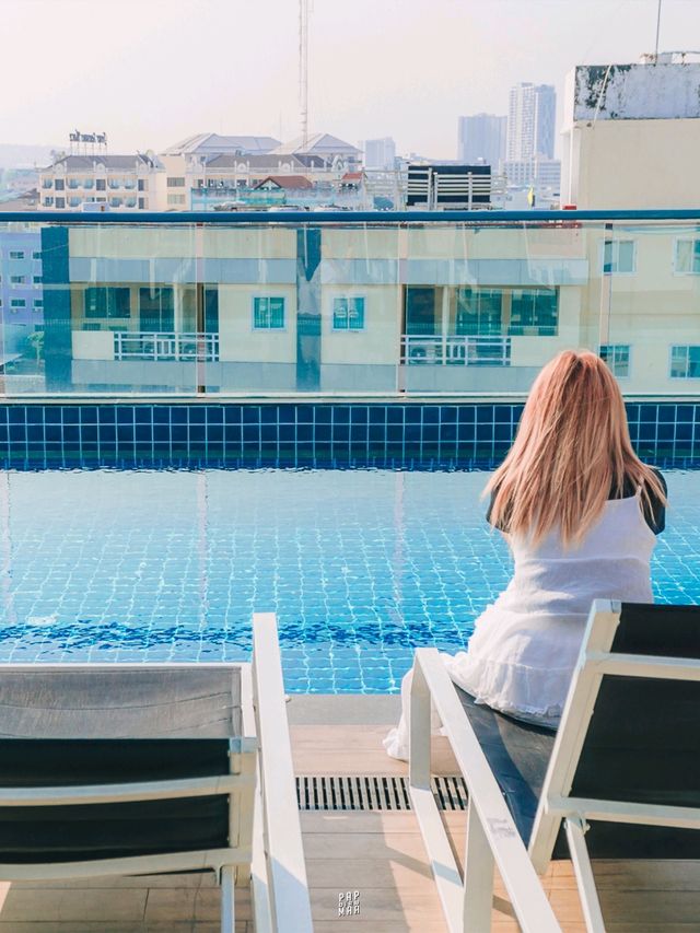โรงแรมใจกลางเมืองพัทยามาพร้อมสระว่ายน้ำและฟิตเนส 