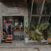 A COZY COFFEE PLACE TUCKED INSIDE AN ALLEY
