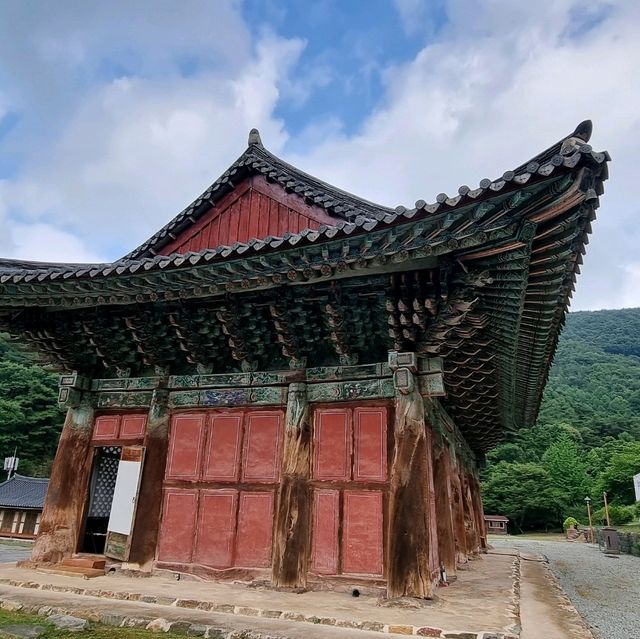 저승길이 편해진다는 대웅전기둥이 있는 절