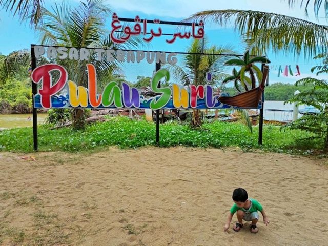 Pantai Suri Floating Market