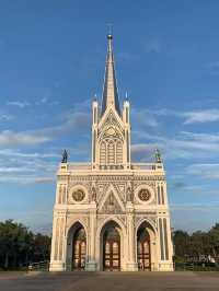 📍“อาสนวิหารแม่พระบังเกิด”โบสถ์สวยริมแม่น้ำแม่กลอง