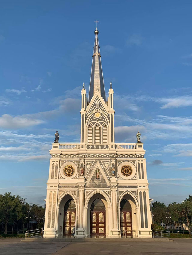 📍“อาสนวิหารแม่พระบังเกิด”โบสถ์สวยริมแม่น้ำแม่กลอง