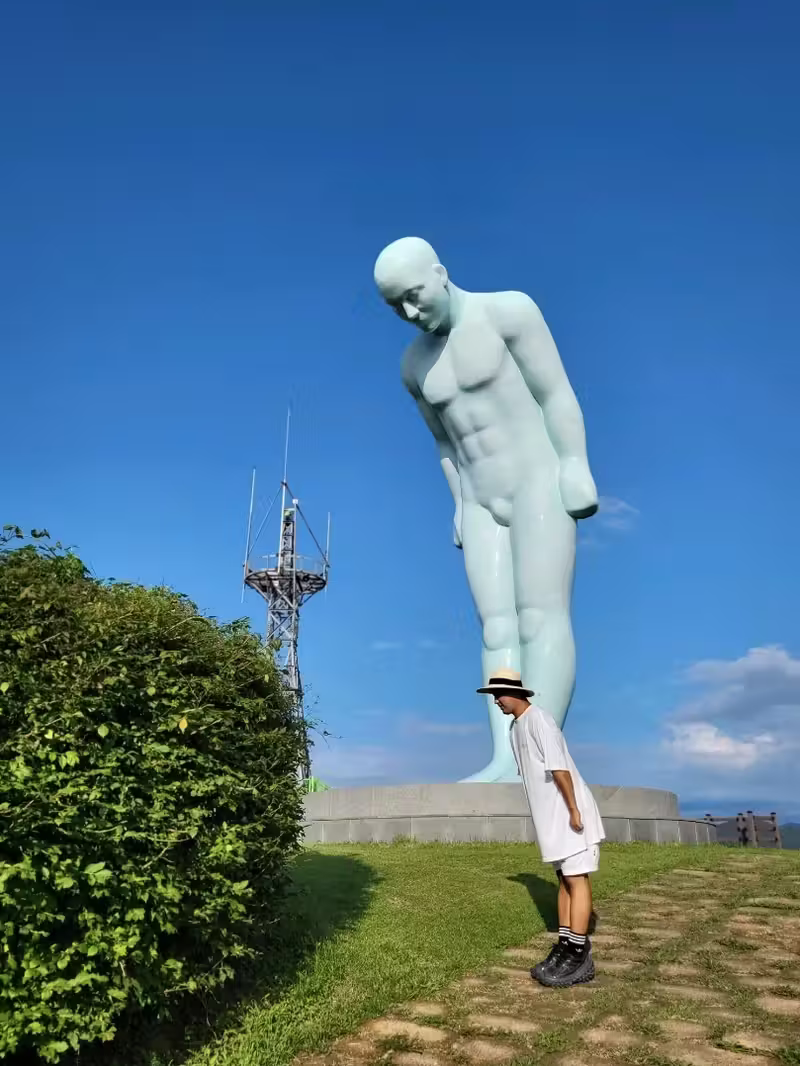 옥녀봉 정상에서 만나는 그리팅맨