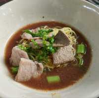 ก๋วยเตี๋ยวเรือร้านลับริมสระน้ำ เมืองทองธานี