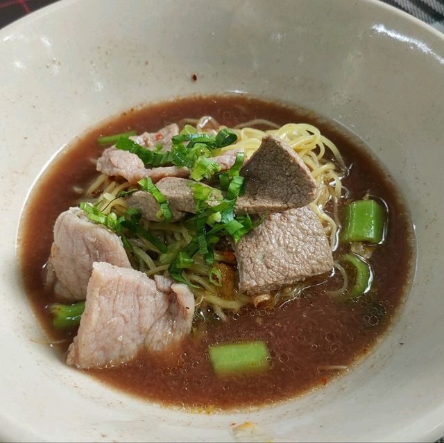 ก๋วยเตี๋ยวเรือร้านลับริมสระน้ำ เมืองทองธานี