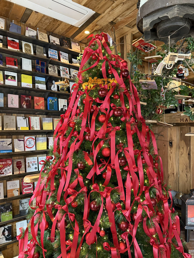 겨울 산장 느낌 가득한 크리스마스 책방📚🎄