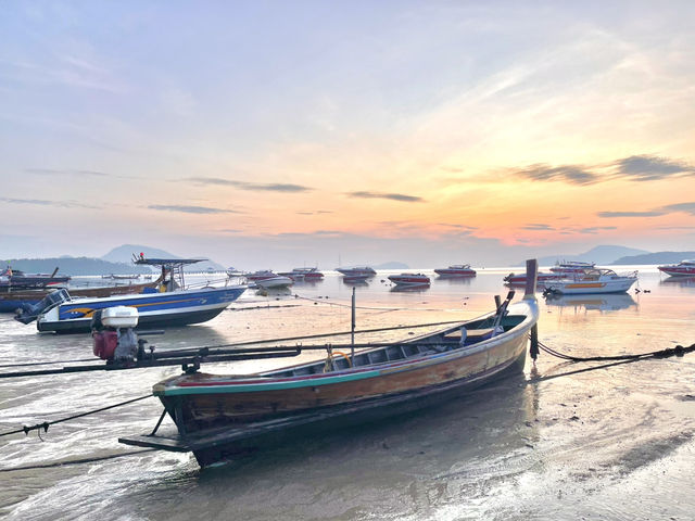 “หาดราไวย์”หาดท่าเรือประมงอันเงียบสงบ จ.ภูเก็ต