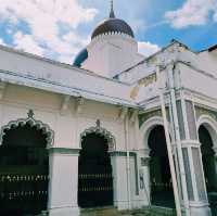 馬來西亞檳城喬治城著名地標建築景點:吉寧加必丹清真寺🕌，19世紀古跡建築，高大雄偉，適合拍照📸打卡