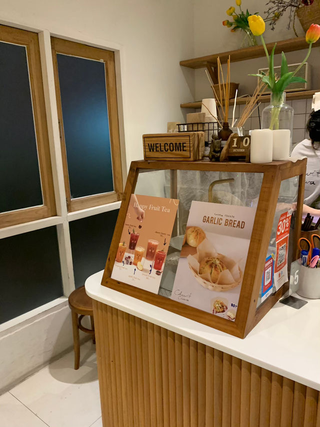 คาเฟ่ของหวานสไตล์ไทยชีวิตชีวา 🍧