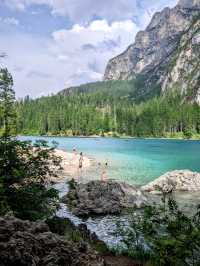 阿爾卑斯山的珍珠，東多洛米蒂的絕美景點：布萊埃斯湖 Lago di Braies
