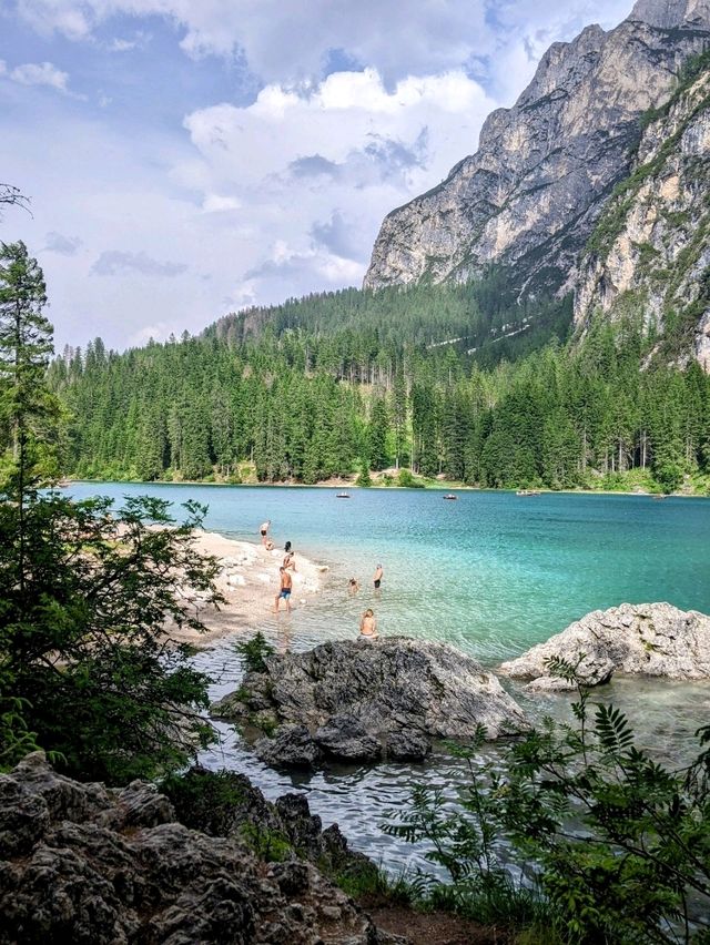 阿爾卑斯山的珍珠，東多洛米蒂的絕美景點：布萊埃斯湖 Lago di Braies