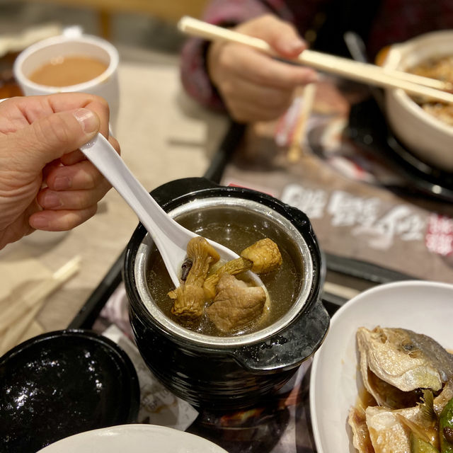 🥰讓人吃到暖洋洋的香港地道煲仔飯🍚