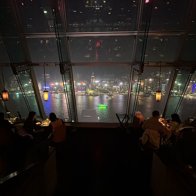 頂樓落地大玻璃．嘆180°維港夜景