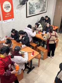 현지인들도 줄서서 먹는 ‘라이라이 샤오롱’🇨🇳