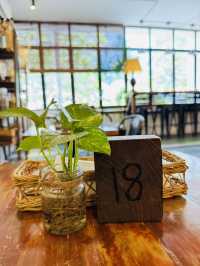 Indulging in Sweet Treats & Live Tunes at Fishee Coffee