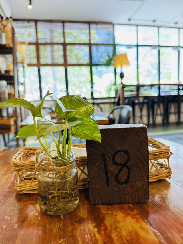 Indulging in Sweet Treats & Live Tunes at Fishee Coffee