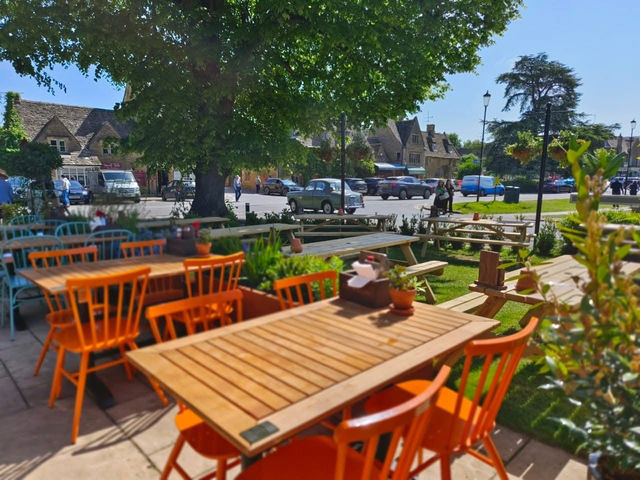 英式鄉村科茲窩Cotswolds的水上伯頓Bourton on the water 
