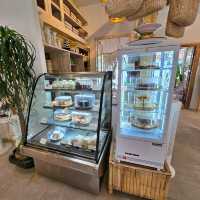 The PlayYard Cafe ฮีลอกฮีลใจ วันสบายๆริมทะเลภูเก็ต