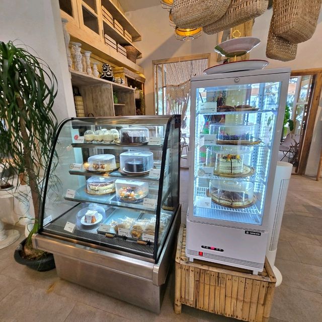 The PlayYard Cafe ฮีลอกฮีลใจ วันสบายๆริมทะเลภูเก็ต