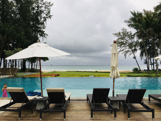 Dusit Thani Krabi Beach Resort ที่พักหรู ติดทะเล