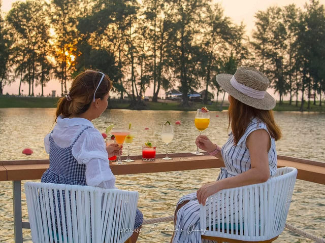ร้านอาหารกลางน้ำ หน้าหาดบางเทา วิวทะเลสาบ