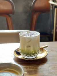  《工業風打卡Cafe🔥睇住電車路食野幾Chill》
