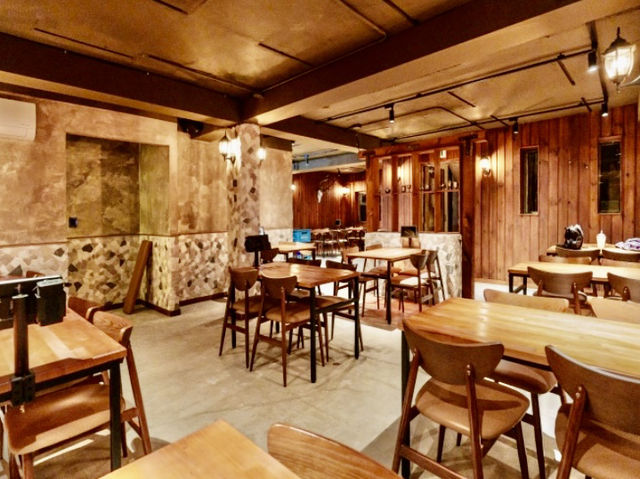 首爾｜延南洞貓頭鷹山莊延南店：三層樓老宅、樹幹貫穿屋內、喝韓酒配韓食好Chill🍶