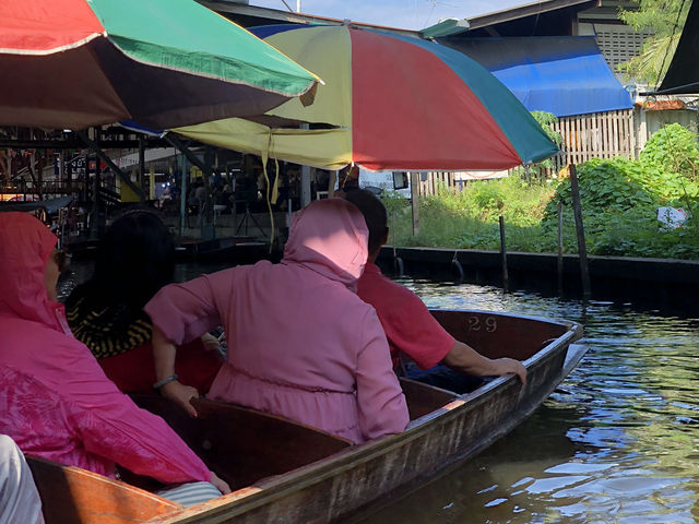 🛶 담넌 사두억 수상시장, 태국 전통의 살아있는 풍경