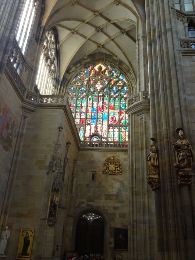圧倒的スケールと光の芸術！聖ヴィート大聖堂で心ふるえた…⛪️✨🌈