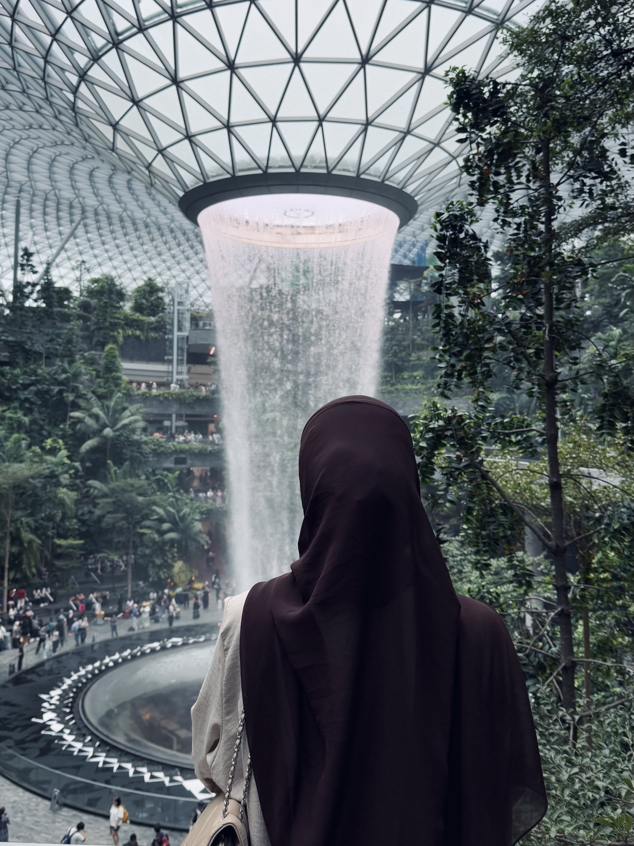 18-Hour Singapore Tour
Limited time to travel, less than 24 hours, choose the main attractions

Start the journey>>>
Fly from Hat Yai Airport with Scoot Airline (very late flight) arriving at Changi Airport at 2 AM

Check-in Point 1
It has to be none other than Changi Airport T1 where everyone must take photos at Jewel Rain Vortex
Before the trip, I didn’t study much and didn’t know the waterfall isn’t open 24 hours. The waterfall opens at 11 AM. The planned itinerary had to cancel many places.
Waited about 1 hour to see the waterfall and then headed out for lunch, took the train into the city

Check-in Point 2
Masjid Sultan (Sultan Mosque) is another place to visit to admire the beautiful architecture
We also completed our prayers there and strolled around taking photos nearby

Check-in Point 3
Merlion is a must-visit check-in point; coming here is like not really coming to Singapore. It’s a spot with a view of Marina Bay Sands. Took some photos and then hurried back to the airport by train. There’s a connecting flight to Abu Dhabi, so had to prepare to check in on time

#TravelSingapore #TravelSingaporeSolo #Singapore #merlion #changi #marinabaysands #changiairport
#InternationalTravel #TravelPlanSharing