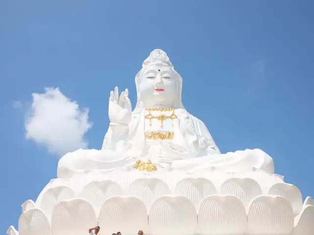 วัดห้วยปลากั้ง องค์เจ้าแม่กวนอิมสีขาวขนาดใหญ่