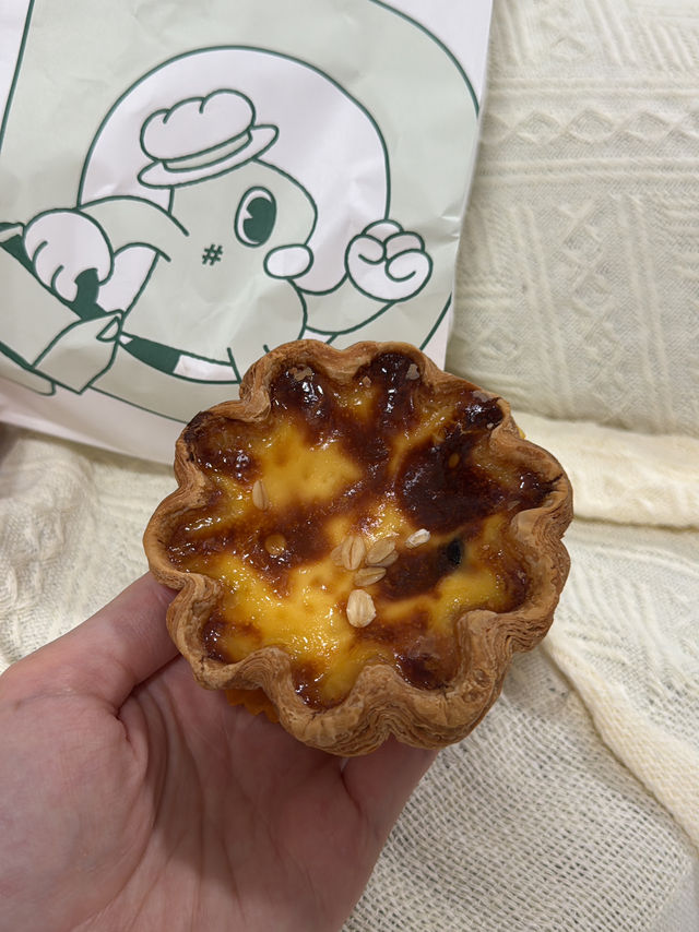 今次就試咗呢個紫米燕麥千層撻，撻皮輕盈酥脆，內裡紫米與燕麥混合，帶有淡淡甜味，令人感受到健康與美味完美結合👍🏻紫米香與燕麥口感交織一起，令整個撻口感更加豐富🥧