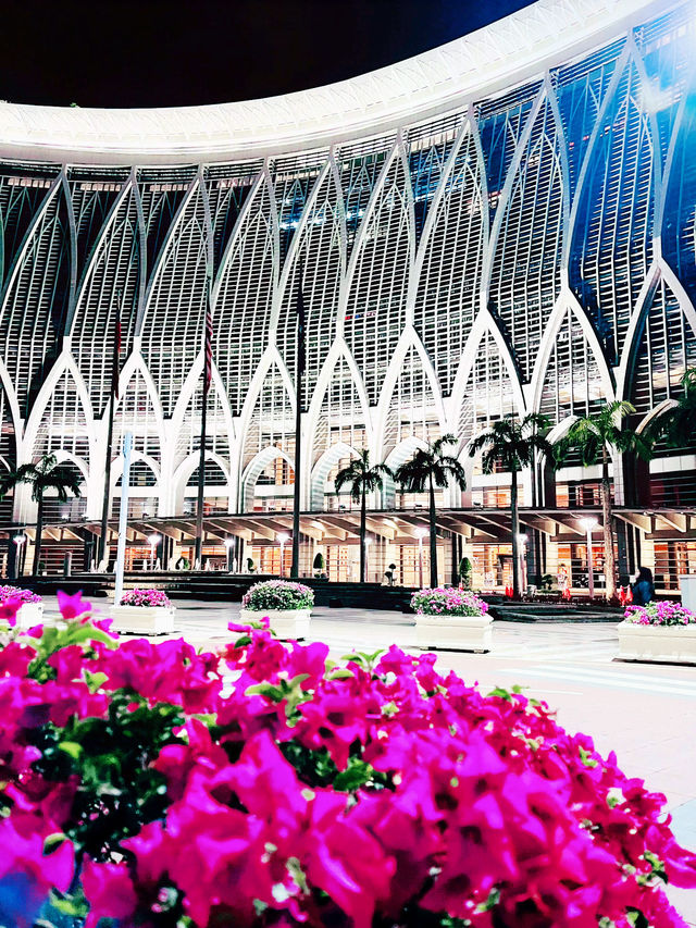 Dataran Wawasan: Serene Stroll Through Putrajaya’s Modern Majesty 