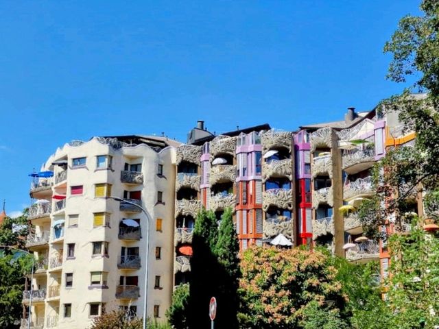 日內瓦 | 瑞士版的高第建築---藍色精靈小屋 Les Schtroumpfs